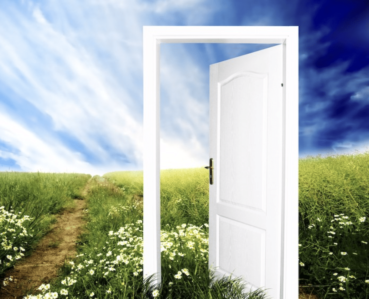 Дверь открывается. Перед нами двери открыты. Перед нами двери открыты. Открытая дверь. Человек перед дверью.